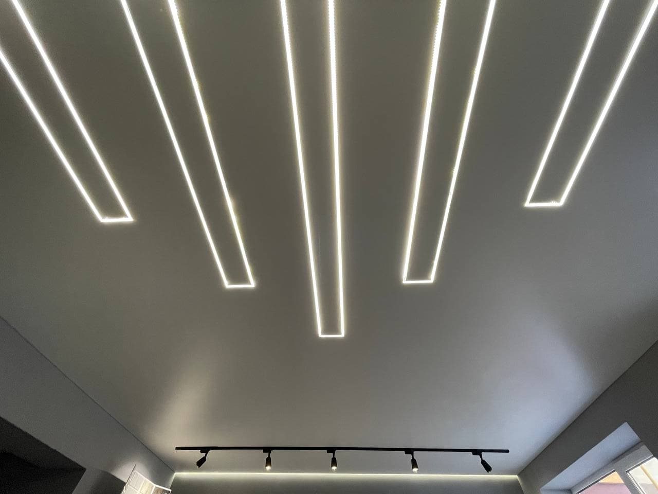 Потолки со световыми линиями